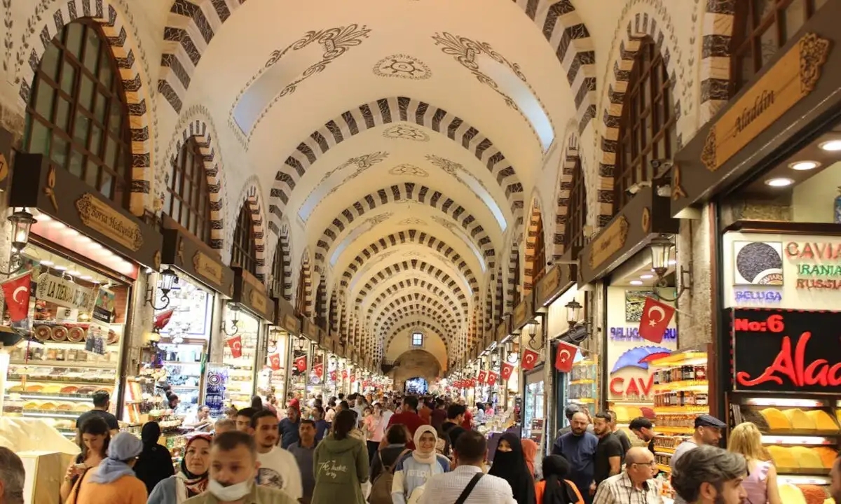 Exploring the Vibrant Bazaars of Istanbul: A Treasure Trove of Culture and Commerce